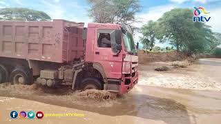 Daring motorists cross flooded River Kalemng'orok in Turkana county