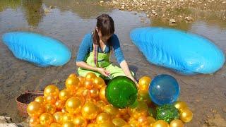 In a stroke of luck, girl opens a strange clam in the river, revealing pearls and gems that glitter