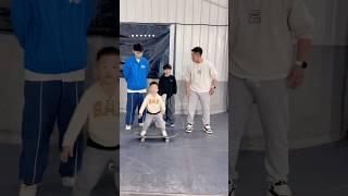 ‍️‍️当幼儿园的小孩去学滑板...#滑板 #滑板轩轩 #跑酷 #小孩哥 #极限运动