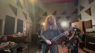 Dave Mustaine explains how he plays "Symphony of Destruction" - Megadeth.