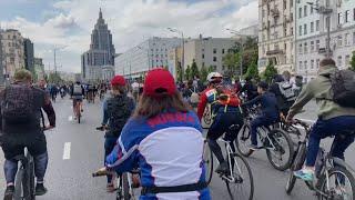 More than 40,000 cyclists race through Moscow