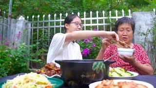 In August, the chestnuts are round and plump. Using them to braise chicken brings a rich color