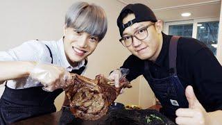 EXO KAI cooks tomahawk steak at YOOXICMAN’s home 开_开 [Eng CC]