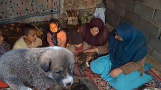 Zahra, a nomadic woman, is forced to sell her clothes to survive