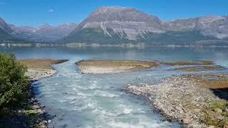 Bergwater stroomt het fjord in