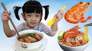 Bé Tập Nấu Ăn – AnAn Làm Món Mì Tôm Thịt Bò Xào  AnAn ToysReview TV 