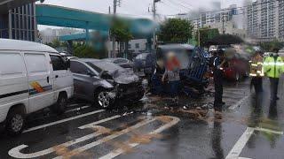 대구 북구 빗길에 1t 트럭 중앙선 넘어 충돌…3명 부상 / 연합뉴스TV (YonhapnewsTV)