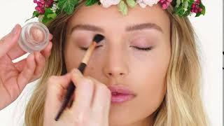 How to use Charlotte Tilbury Eyes To Mesmerise Cream Eyeshadow | Cosmetify