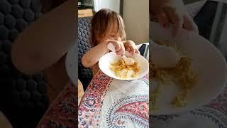 غذا خوردن کودک. baby eating 