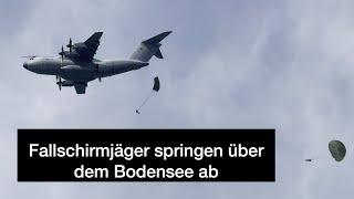 Fallschirmjäger springen über dem Bodensee ab - Übung für den Notfall