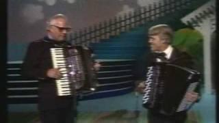 Hasse Tellemar och Walter Eriksson spelar tango potpurri på dragspel