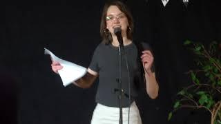 Malin Gustavsson vinner SM i poetry slam 2022