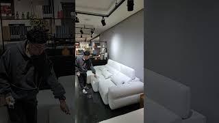 이래서 전동 무빙소파 입니다!모먼트가구 창원점 입고!무조건 반값️모먼트가구.파주본점.창원점.용인점️ #가구추천 #가구 #소파추천 #쇼파 #무빙소파 #shorts