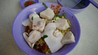 Amazing old-school FISHBALL NOODLES (鱼圆面) at Tiong Bahru Market! (Singapore street food)