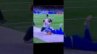 Bears QB Caleb Williams absorbs a big hit from Lions LB Jack Campbell