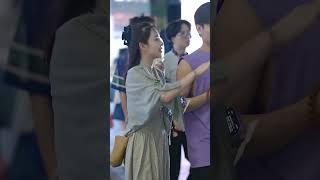 她的步伐很轻，但每一帧都落得刚刚好｜生活记录　#优雅美感 #文艺街头