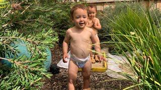 Half Vietnamese Twins Playing Together/Em bé sinh đôi lai Úc chơi với nhau siêu dễ thương