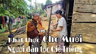 Sư Minh Trí, Chơn Chí khất thực làng người dân tộc Giẻ-Triêng cho thức ăn nhìn rất tội dễ thương