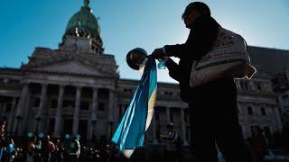 Argentina: entre inflación, recesión y el costo social de los recortes de Milei • FRANCE 24 Español