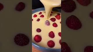 POSTRE SÚPER FACIL CON FRUTILLAS: Clafoutis #shorts