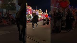 Headless Horseman Arrives at Mickey's Not So Scary Halloween Party #short #halloween