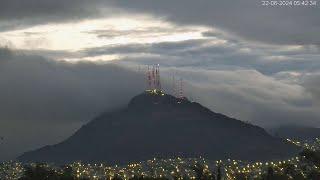 Timelapse Mexico City CDMX - Cerro del Chiquihuite antes de amanecer con nubes cubriendo sus antenas