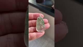 简单的四爪镶就这么好看？飘雪花的木那如意吊坠，可以算是毕业款啦，冰种起荧光，胶感十足#翡翠直播 #翡翠 #翡翠吊墜 #珠宝玉器