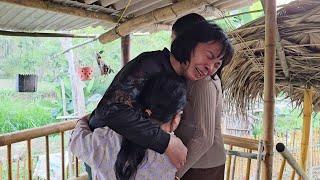 Two mothers hugged and cried after many years of meeting again.