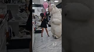 Неожиданное поздравление в магазине albert_woman_shop с участием белого мишки. #shorts #‍️ #2022