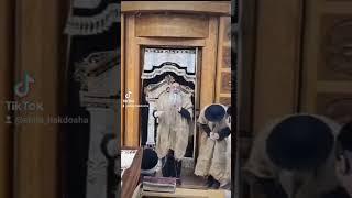 Harav Avraham Baruch leading prayers in Yerushalayim to free the hostages