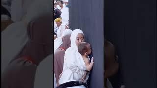 The child is kissing the Kaaba#socute #baby#islam #cutebaby #boy #kabatullah #kissing