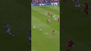 Grealish sprints to stop Salah ️