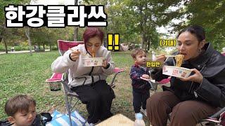 [ENG sub] Greek friend's reaction to eating Korean ramen for the first time at Han River?