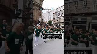 La Uned Sénior convierte el centro de Pontevedra en una pista de baile al aire libre