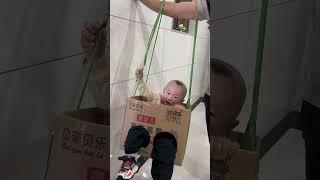 전화로 놀기 위해 아빠는 아기 진정 장치로 상자를 사용했습니다 # 코미디 # cutebaby # funnyvideos # smile