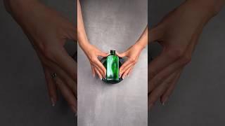 Grüne Schokolade aus einer Flasche?! Nicht essbar. Nur ein Scherz. Videomontage.