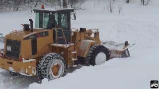 The Biggest Wheel Loader cleans the road from snow /// Огромный погрузчик пробивает дорогу