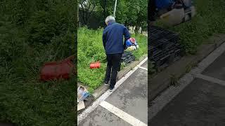 삼일 종합공구 사장님 워크프로 엔진 예초기로 매장 주변 잡초작업중