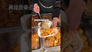 东北街边盒饭 十二元三荤三素六个菜一盒饭 你们感觉值不值 #路边摊美味