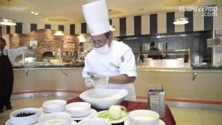 Chef Manfred Krauth prepara avena Bircher en el hotel Hilton Colon