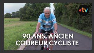 À 90 ans, cet ancien coureur cycliste, figure du Tour de France, tient toujours le guidon.