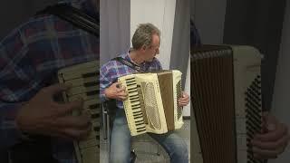 Vladimir spielt sich "ein bisschen ein" auf der würdigen Dame: Hohner Verdi V #harmonica #accordion