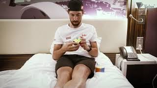 Thomas De Gendt attempts Rubik's Cube at Tour de France