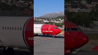 (2x sped up) Norwegian 737-800 taxi into stand #shorts