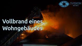 Rodgau: Wohngebäude steht komplett in Brand – Einsatzkräfte kämpfen mit Flammen und Wetter