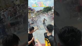 泼水节欢快现场，泼的越多代表祝福健康越多