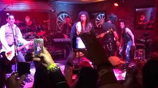 **Gene Simmons & Johnny Depp perform Deuce with Matt Starr, Gilby Clarke, Nuno Bettencourt**