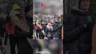 ⭕️ На Борисовском кладбище выстроилась стометровая очередь к могиле Алексея Навального* #протест