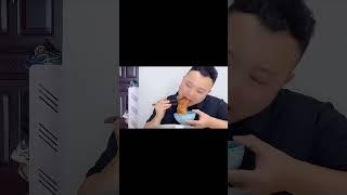 蠢老公做了一大锅肉不给我吃，我假装吃芥末没感觉，他好奇尝试被辣哭，我顺便夹走肉吃！