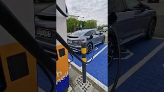 Am EnBW HPC mit dem geysirblauen Audi Q4 50 etron quattro Sportback